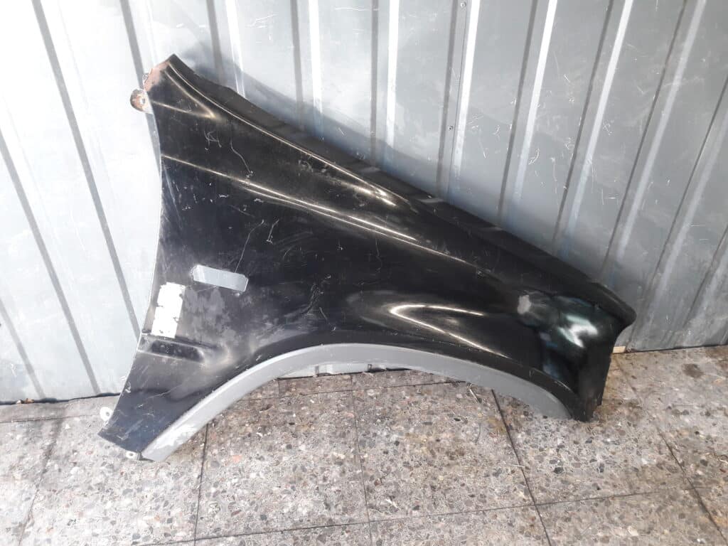 błotnik prawy przód honda c-rv czarny 99r