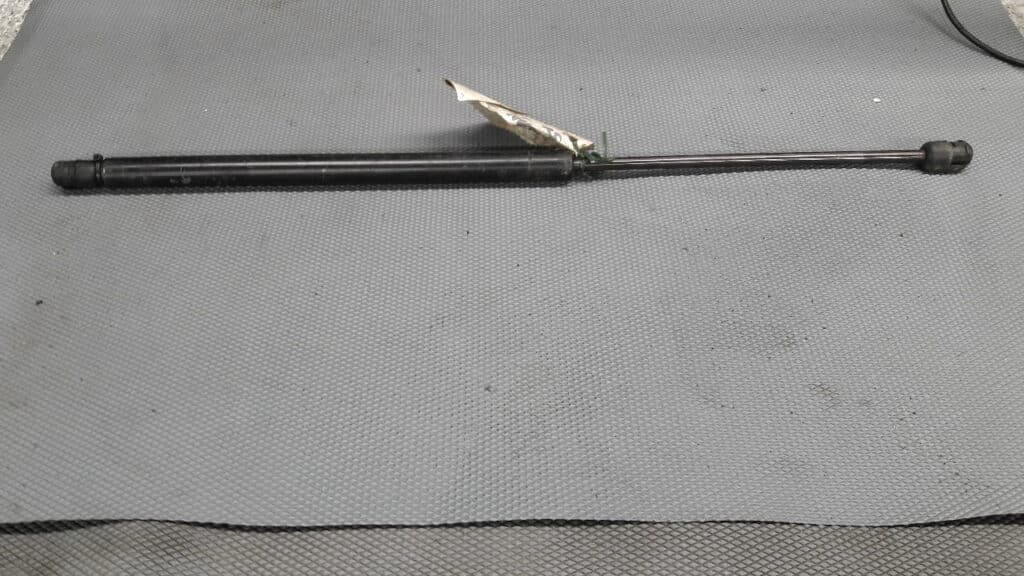 90450BM400 silowik klapy bagaznika almera n16