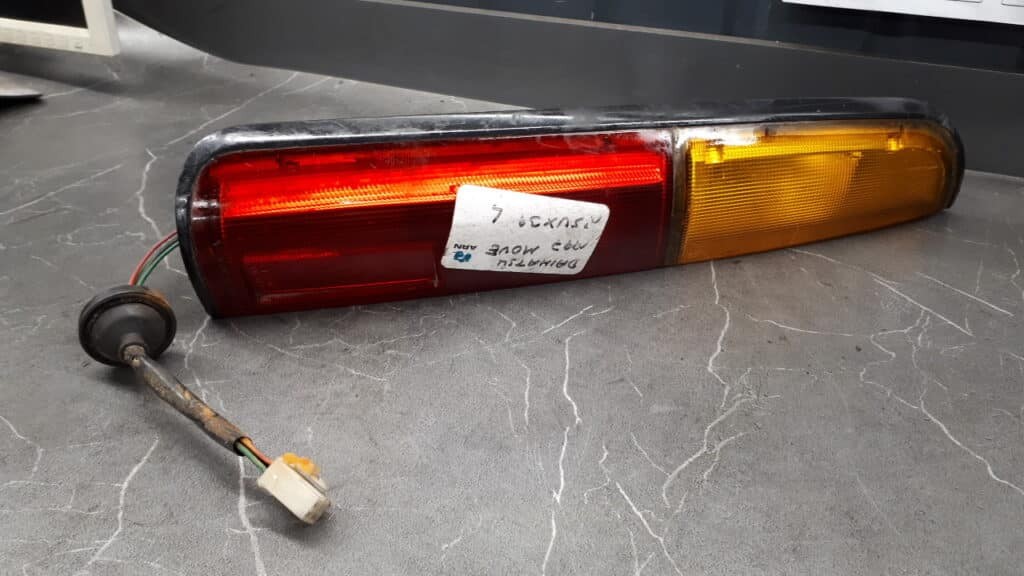 lampa lewy tyl daihatsu move 95-98