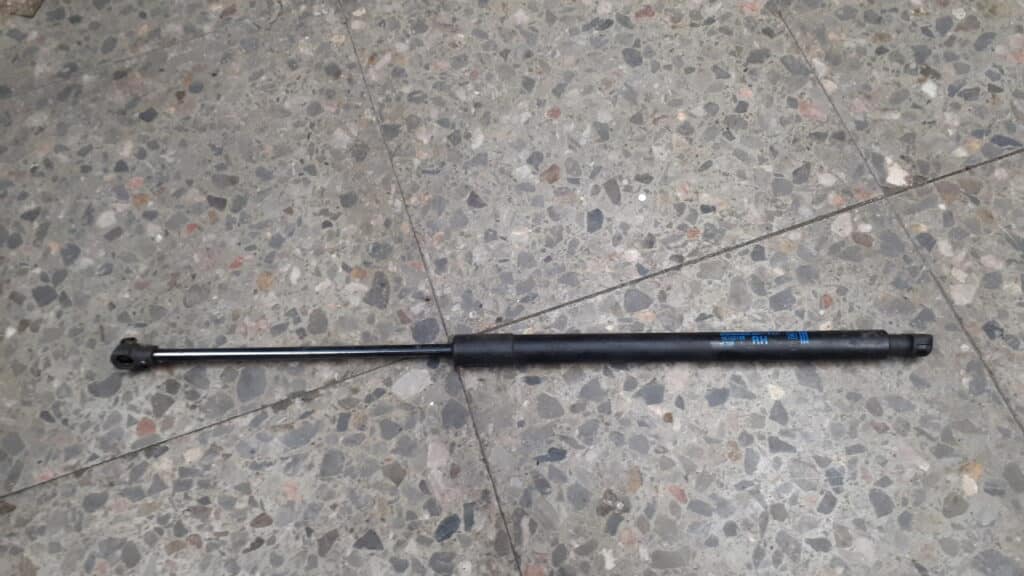 95152166 silownik prawy klapy bagaznika toyota aveo t300