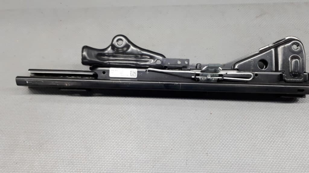 J3-26199-88-BC prowadnica fotela VW