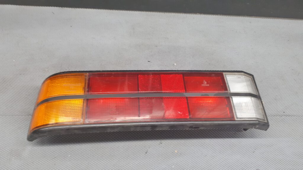 90033945 lampa tylna lewa opel commodore C 81r