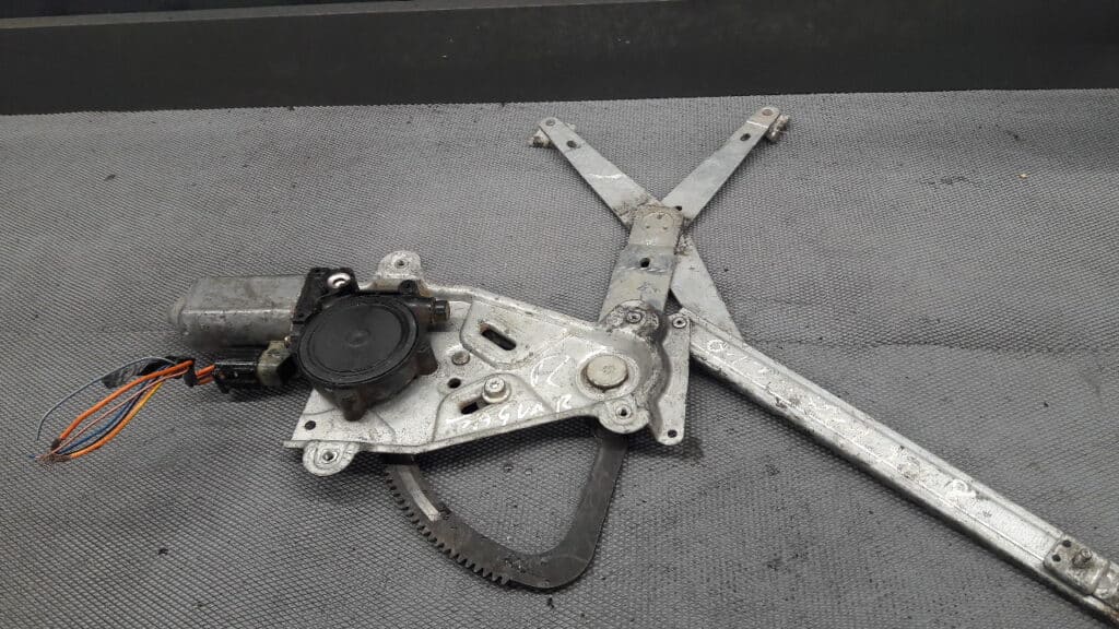 0130821318 Mechanizm szyby lewy tyl lande Rover II