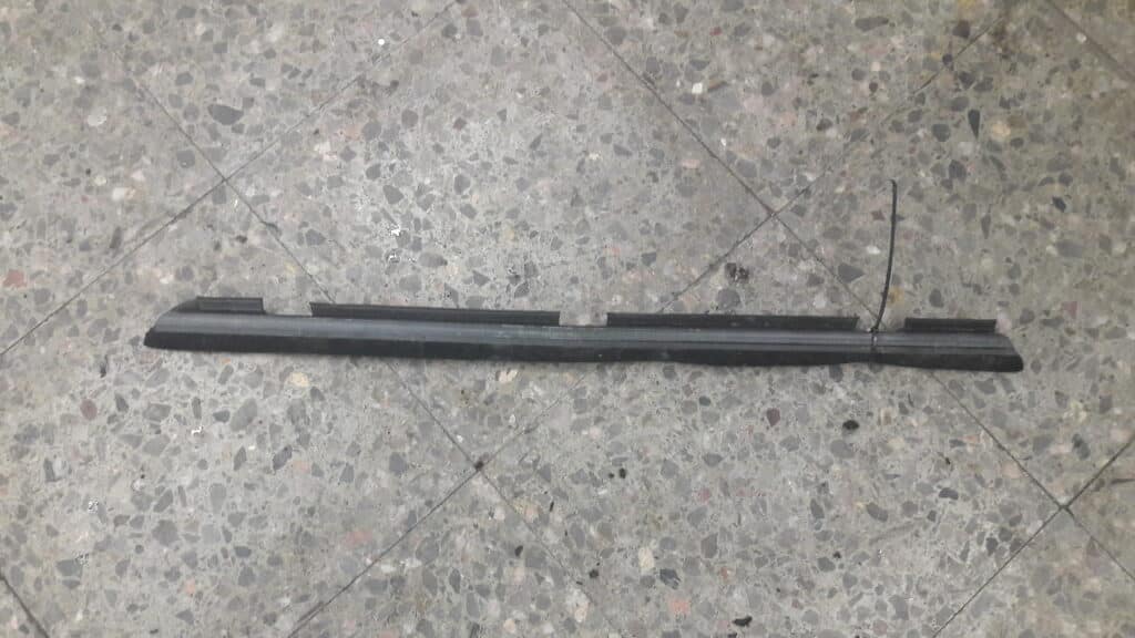 6q6839472b listwa zgarniajaca prawy tyl vw polo IV