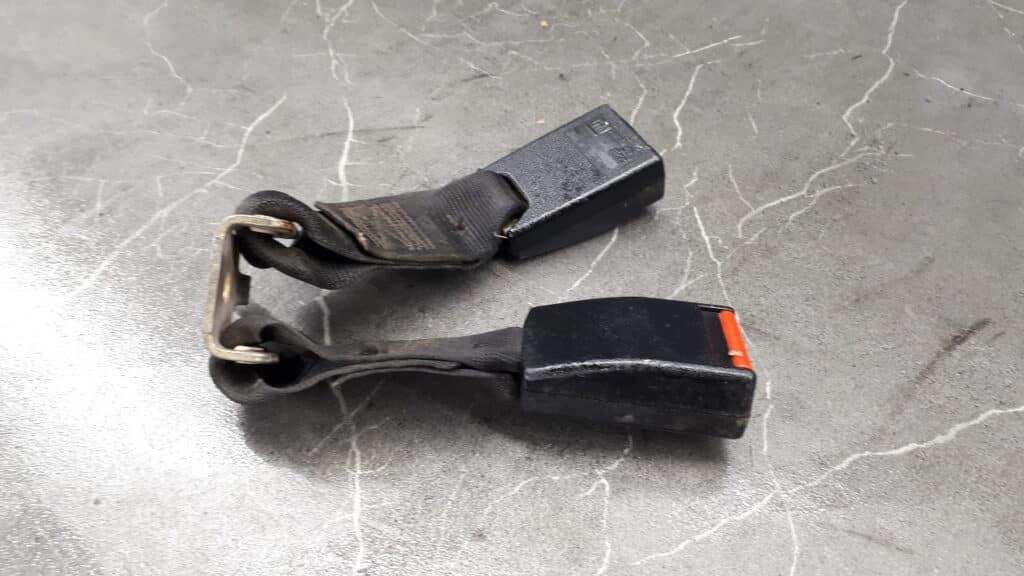 90379466 ZAPINKA PASA TYL OPEL OMEGA B
