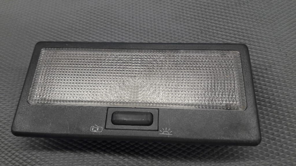 357947105 oswietlenie kabiny VW PASSAT 93R