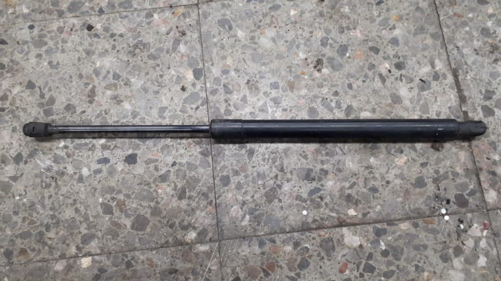 G21B-63620E Silownik klapy Mazda 6