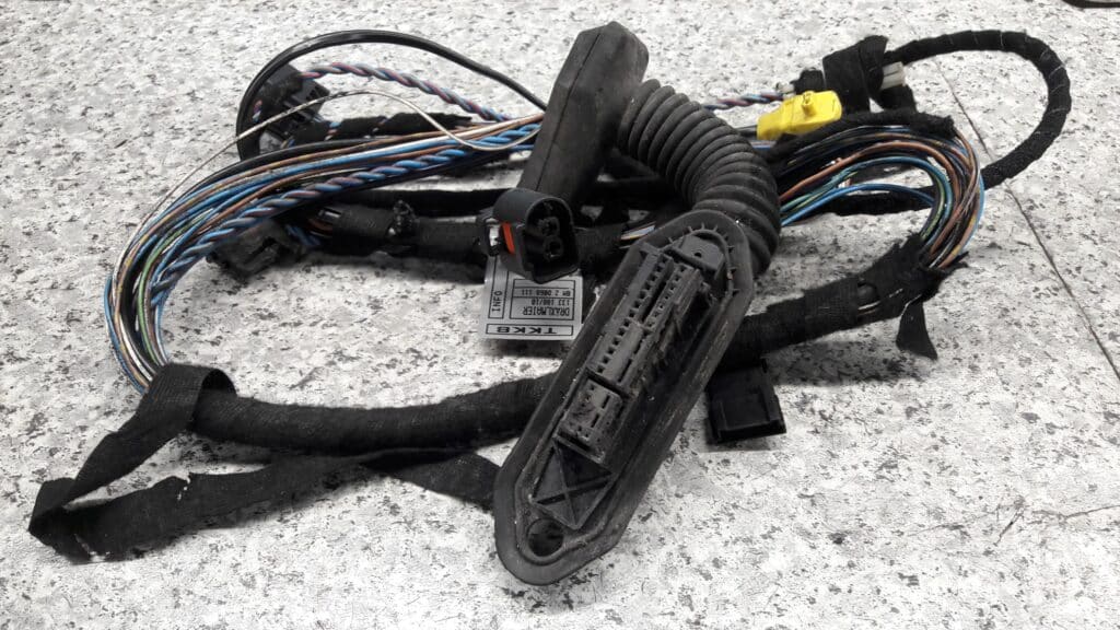 83808889 wiazka dzrwi lewy przod BMW E46
