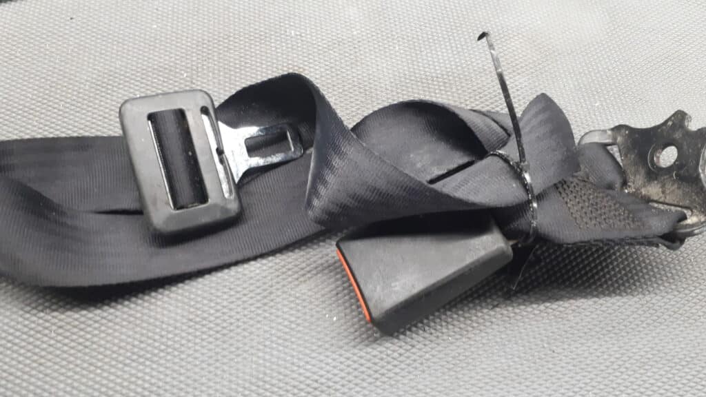 97FBB60044AA pas srodkowy tyl ford fiesta mk4