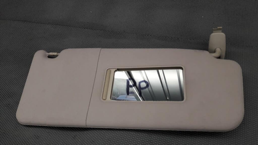 4b0857552A oslona przeciwsloneczna prawa audi A6 C5
