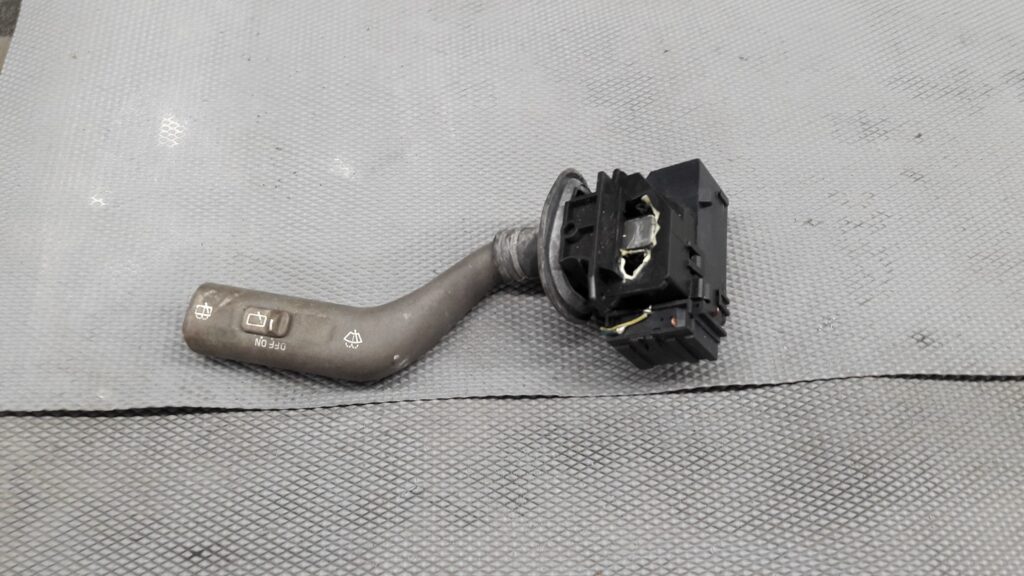 przeloncznik wycieraczek volvo v40 I