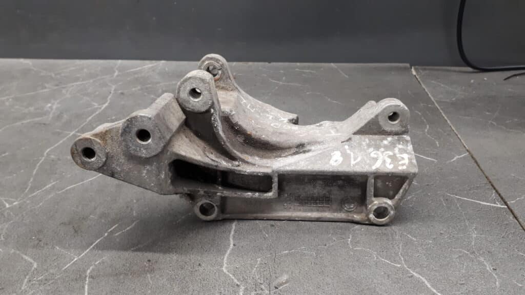 2245583 zawieszenie silnika bmw e36 1.8