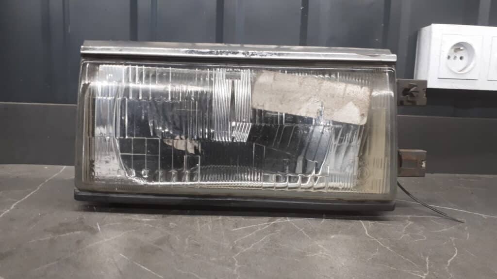 reflektor prawy nissan bluebird 85r