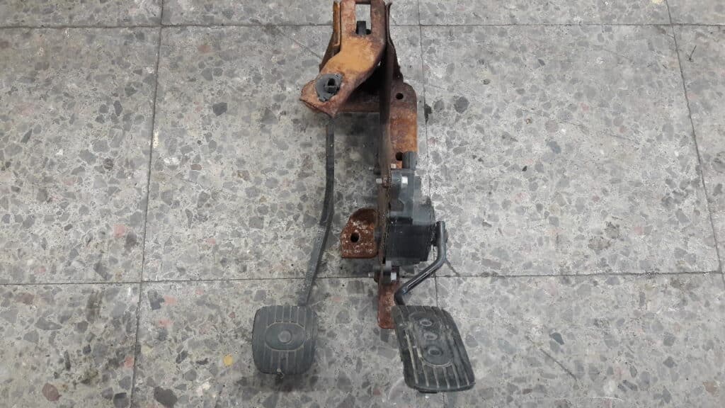 pedal gaz sprzeglo nissan micra k12