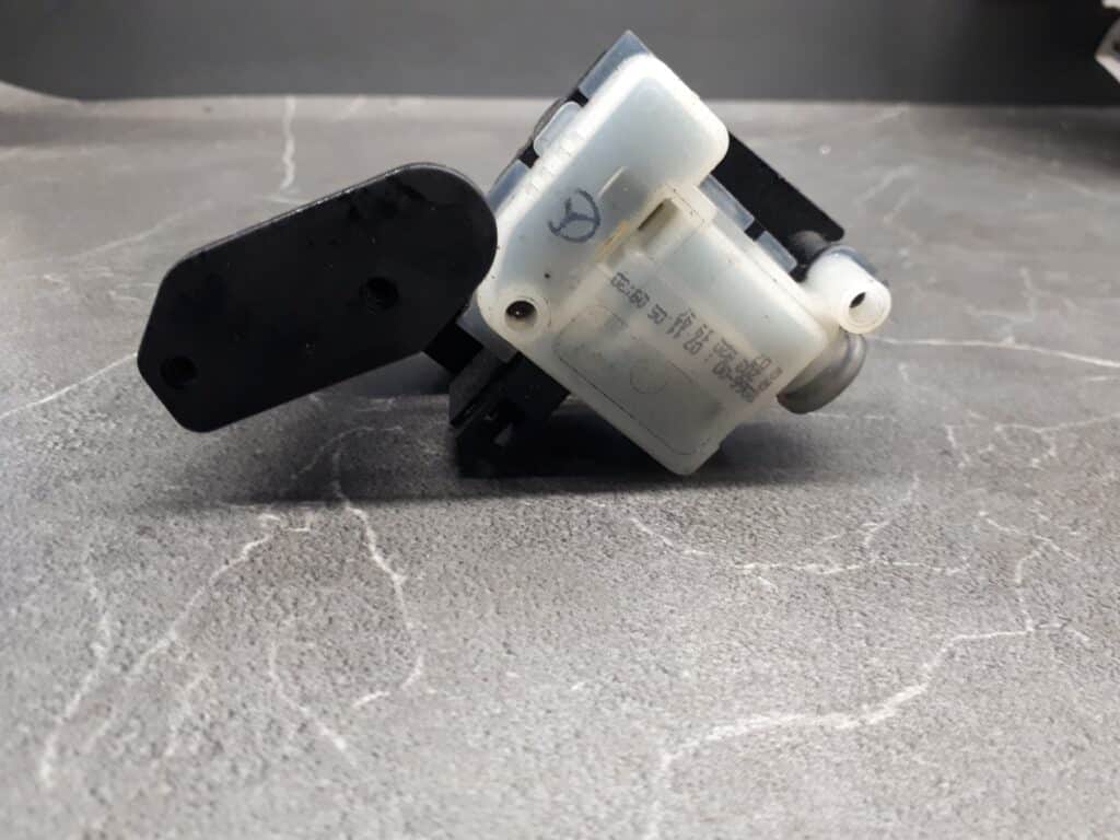 a1698200714 silownik klapki wlewu MERCEDES W169