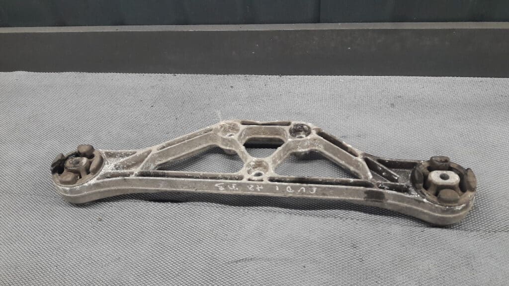 4e0599285 Podpora mostu audi a8