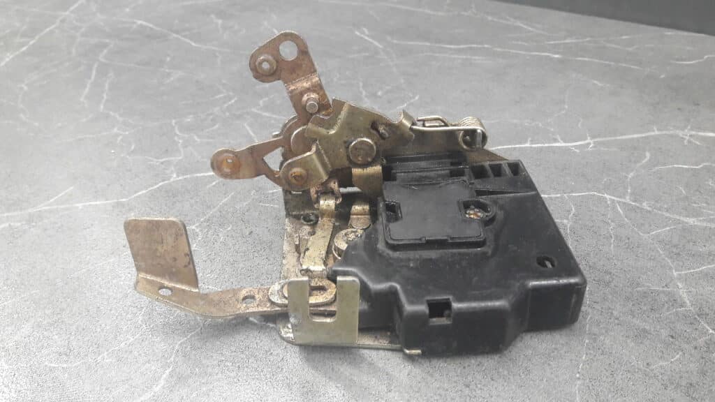 1922846 Zamek drzwi prawy BMW E30 TOURING