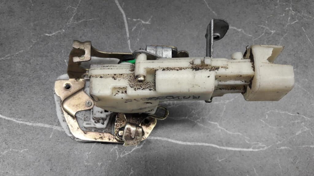 zamek drzwi prawy tyl toyota yaris2 2pin 03r