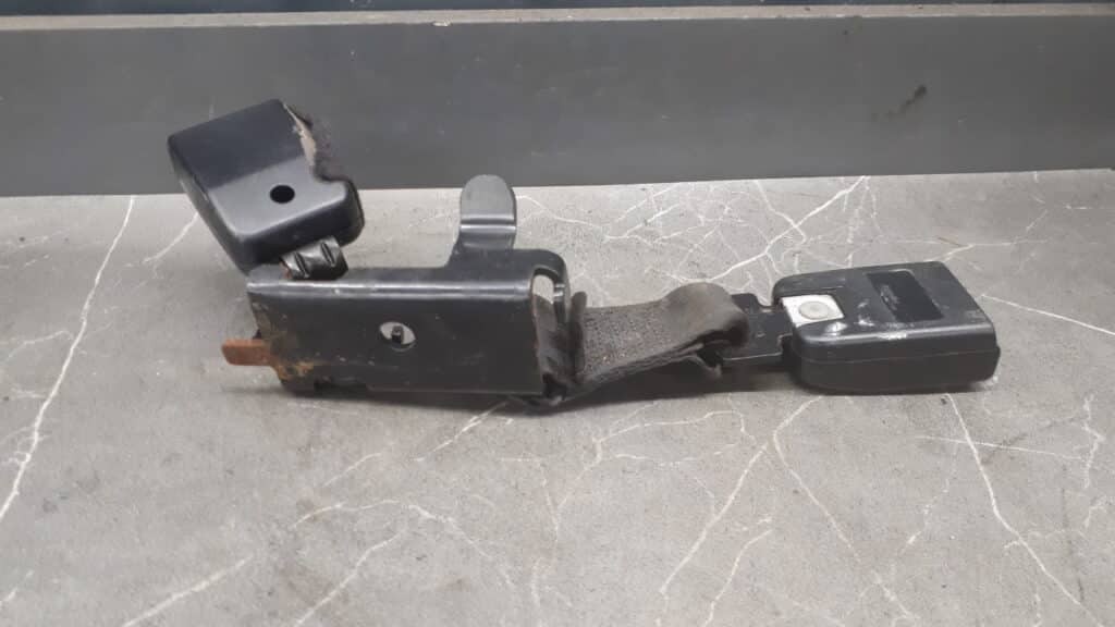 6002741aa zapinka pasa prawy tyl Renault Laguna II