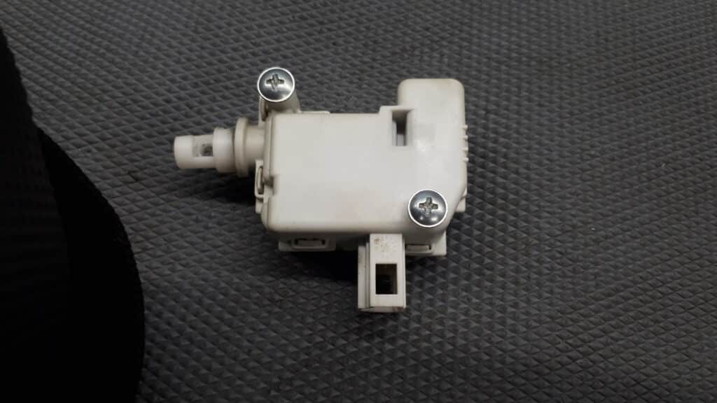 3b0959701 silownik klapki wlewu paliwa audi a6 c5