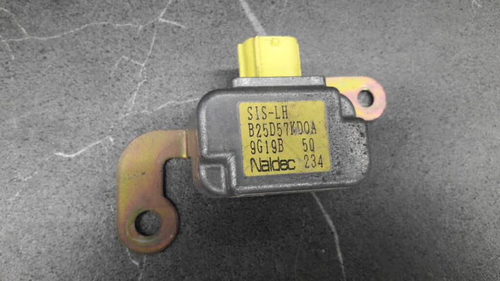 b25d57kd0a czujnik uderzenia bocznego mazda 323f