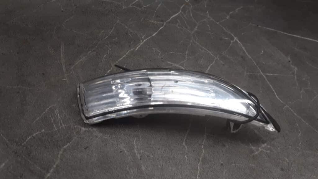 8a61-13b382-a Kierunkowskaz Lusterka Prawego Ford Fiesta Mk7 Fl