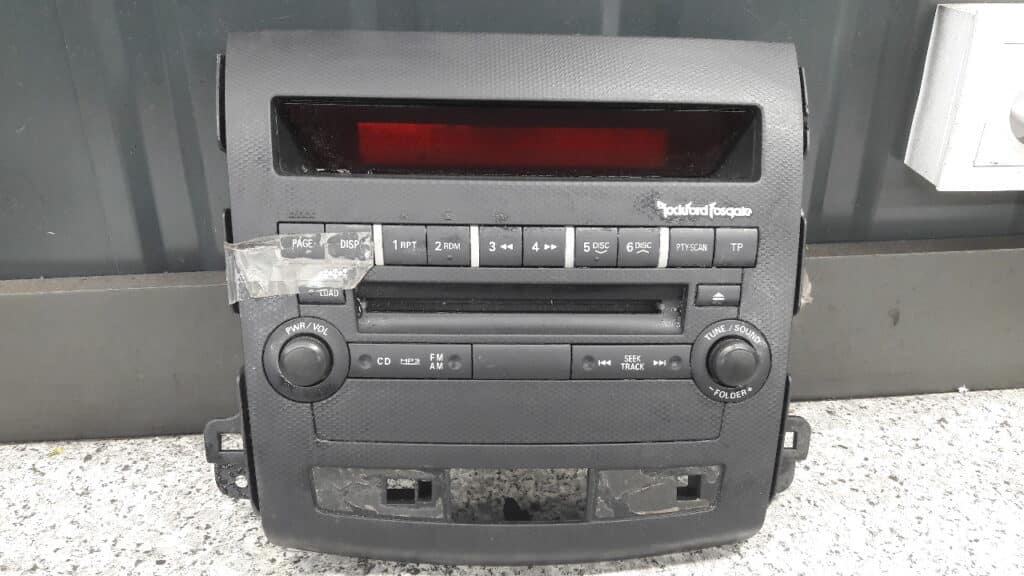 8002A139XA ramka panel radia mitsubishi c crosser