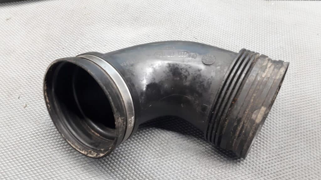 009129025 Rura wlotu powietrza Omega B 2.6l 6V