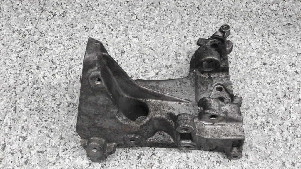 9685991680 mocowanie alternatora peugeot 308 1.6 hdi