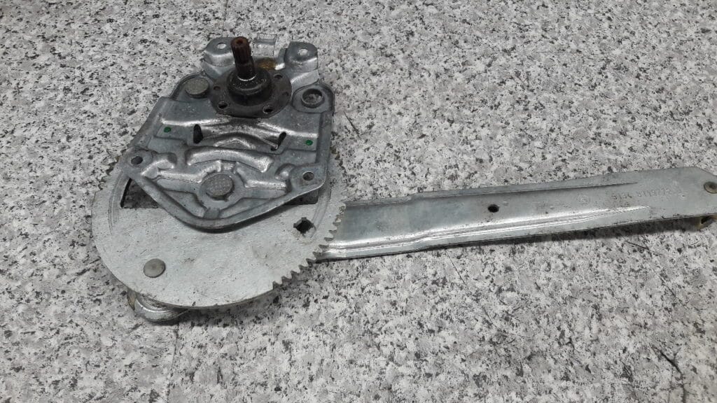 8119772 podnosnik szyby prawy tyl bmw e36