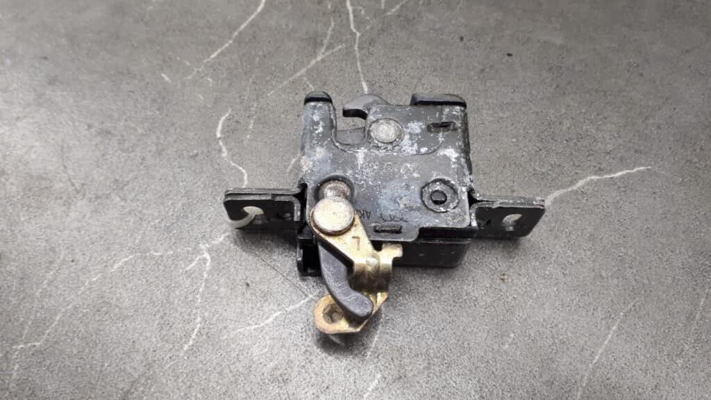 4a9827505c zamek klapy tyl kombi audi 80  b4