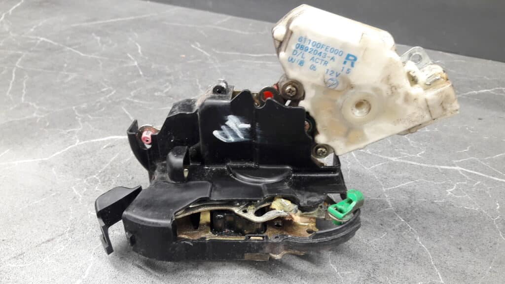 61100fe000 zamek drzwi prawy przod impreza II LIFT