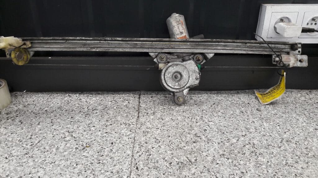 7700311820c mechanizm szyby lewy przod nissan primastar 2pin