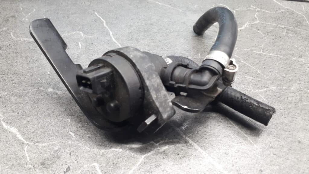 1748875 zawór odpowietrzający BMW e39