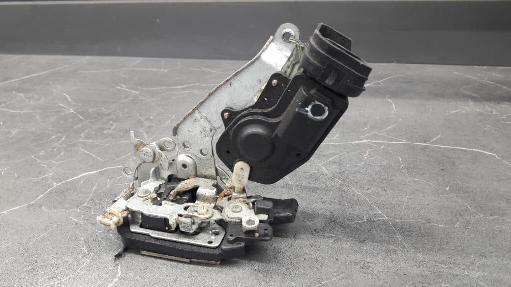 Zamek drzwi prawy przod TOYOTA COROLLA VIII 4PIN