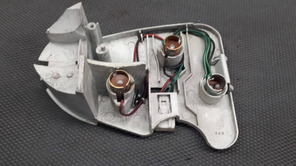 22063324 wklad lampy nissan sunny 5d 94r