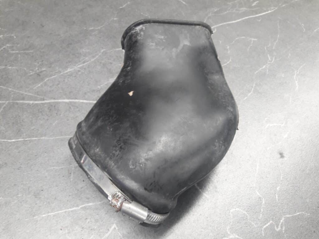 83tf-9c676-aa dolot powietrza ford sierra 2.8 v6