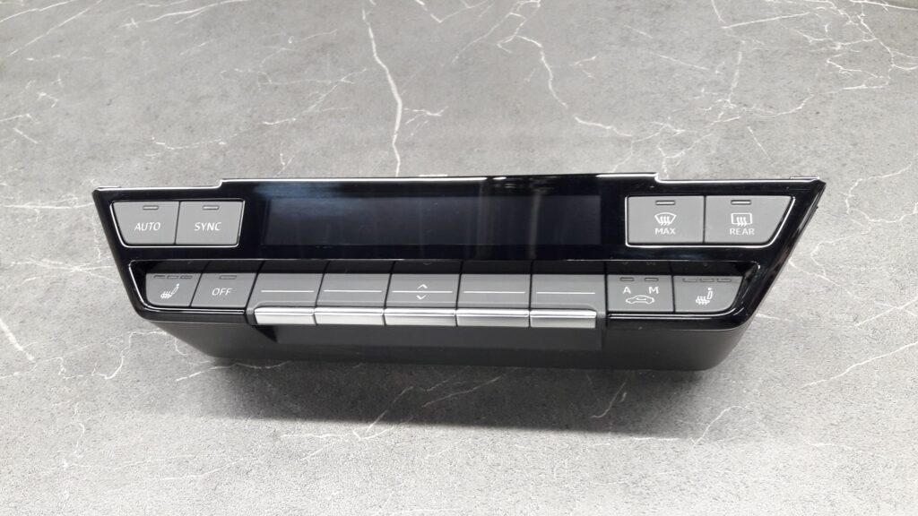 8Y0820043A Panel klimatyzacji AUDI A3 8Y
