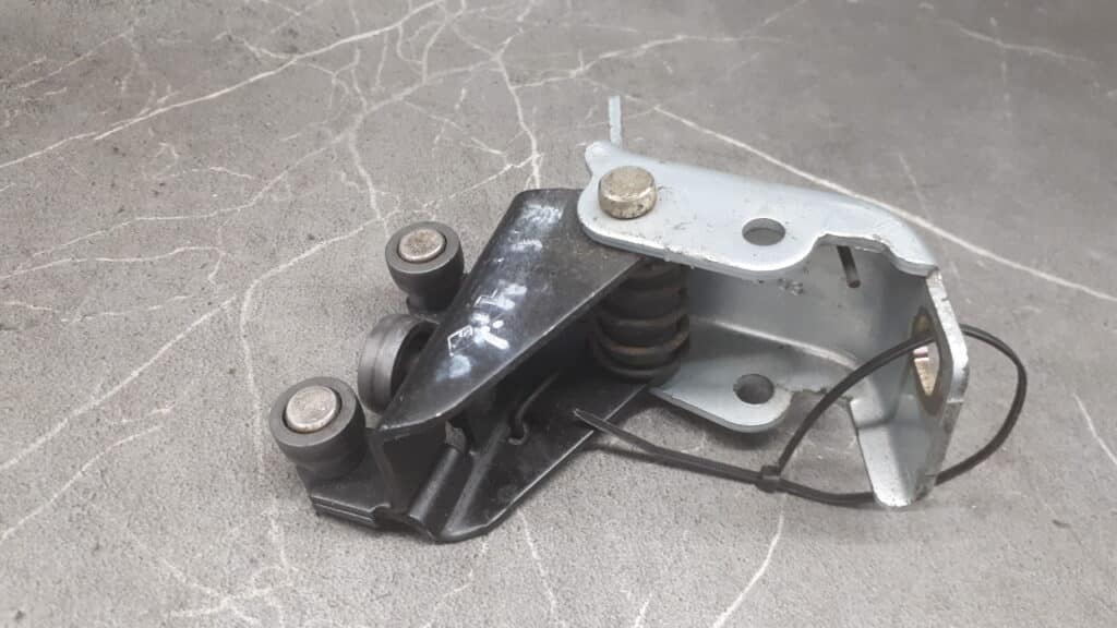 308222G Rolka drzwi srodkowa prawa Renault Kangoo I