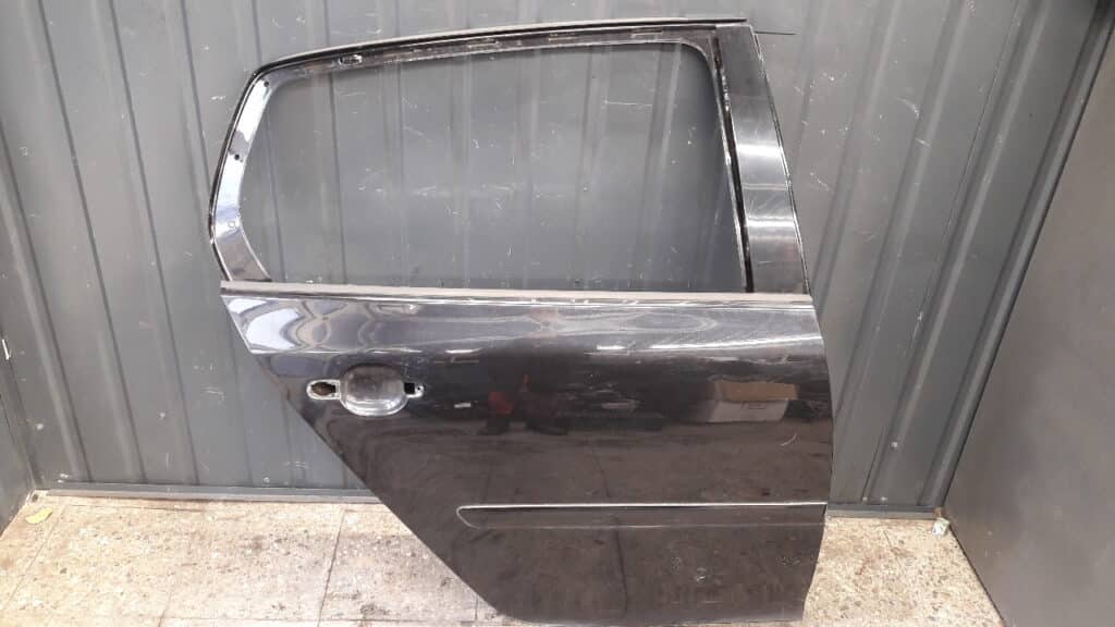 drzwi prawy tyl golf V czarne LC9Z