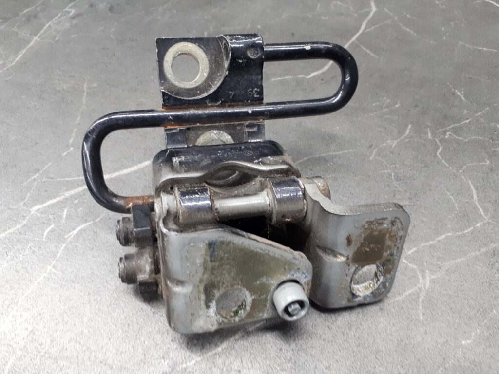 zawias drzwi lewy tyl dolny VW GOLF V