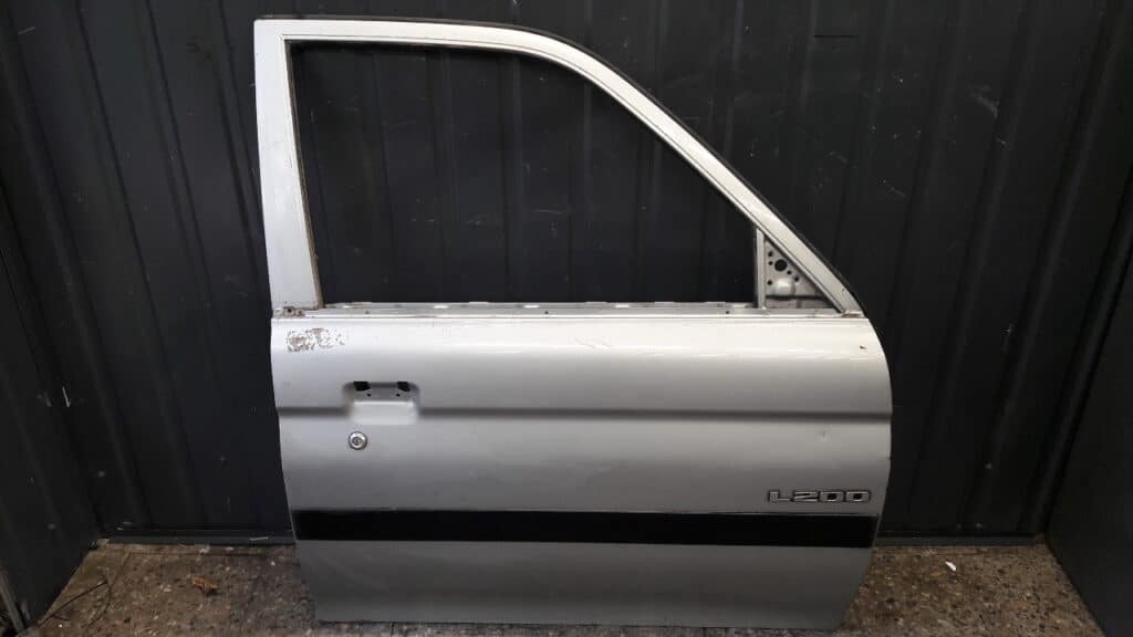 drzwi prawy przod mitsubishi l200 srebrne