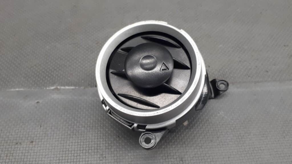 Kratka nawiewu lewa Ford Fiesta MK6 04R