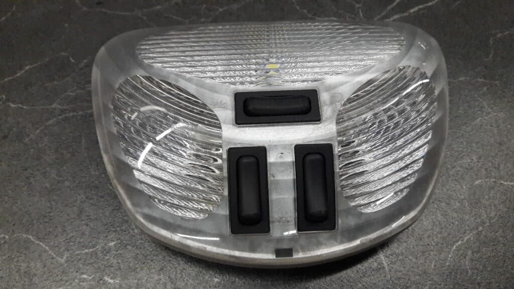 15517700 lampka podsufitki nissan almera tino