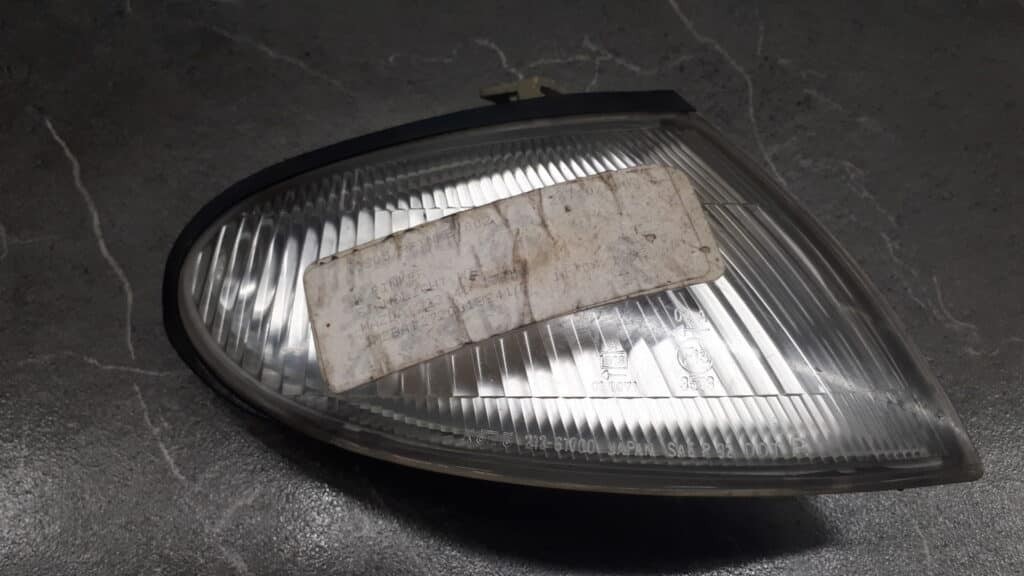 212-61700 lampa kierunkowskaz lewy przod mazda 323 V