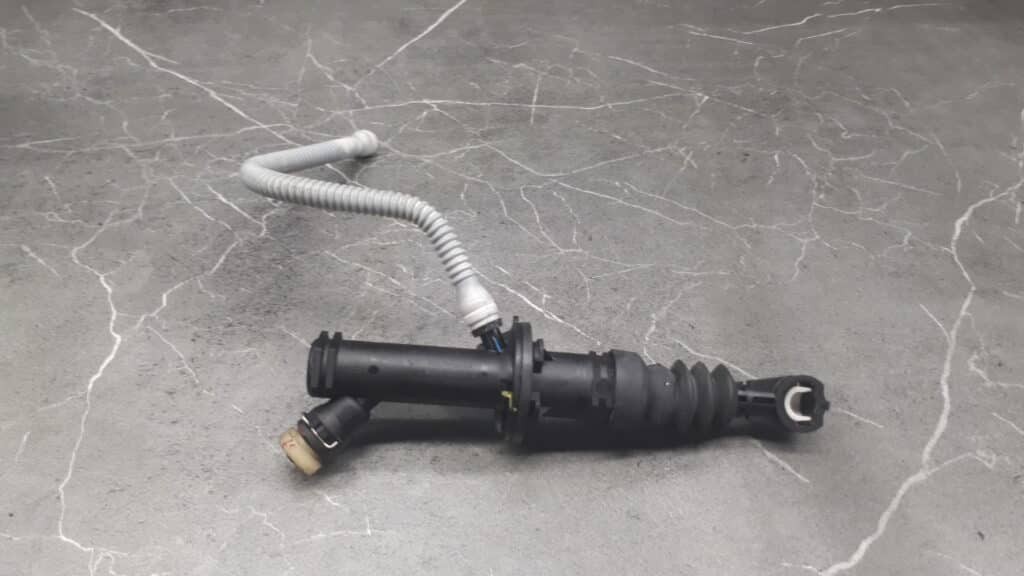 306100642r pompka sprzegla clio IV 1.2