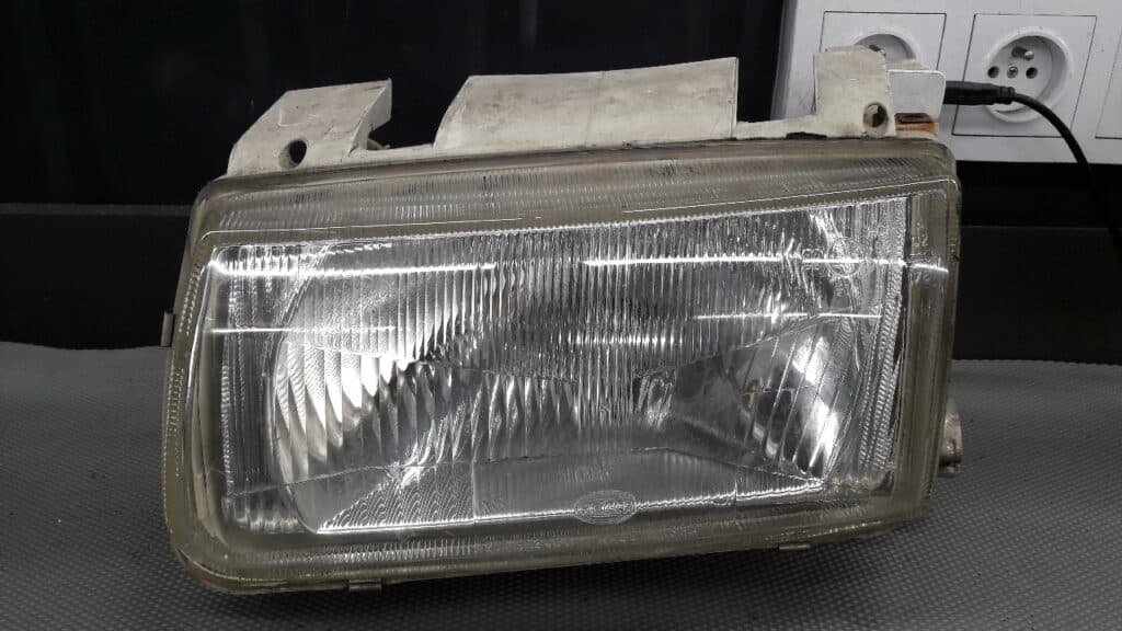 08-441-1123 Reflektor lewy VW Polo III hella