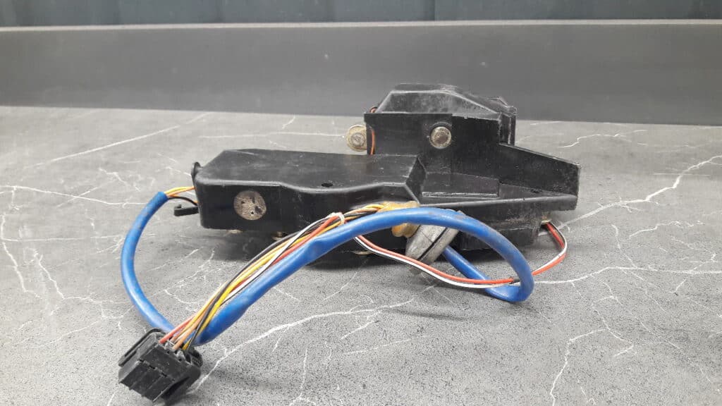 zamek drzwi prawy tyl VOLVO 850 4D 95R 6+2PIN