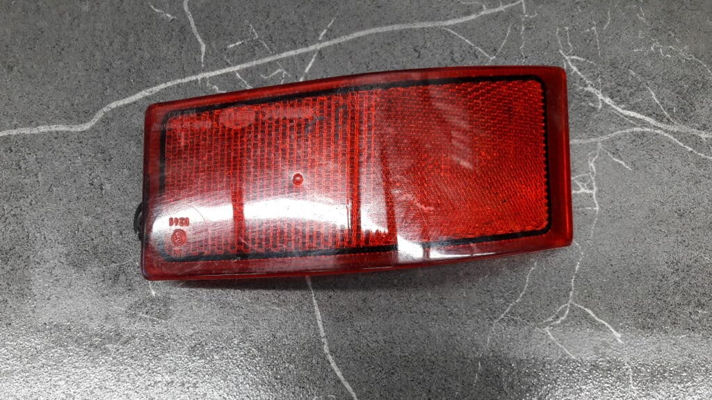 143889 lampka odblaskowa lewy tyl opel omega b