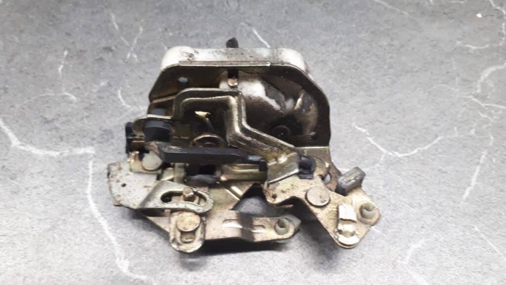 zamek drzwi prawy tyl mazda 626 GD